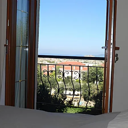 Alacati'nin Merkezinde Luex Cesme