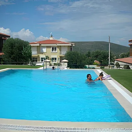 Alacati'nin Merkezinde Luex Cesme